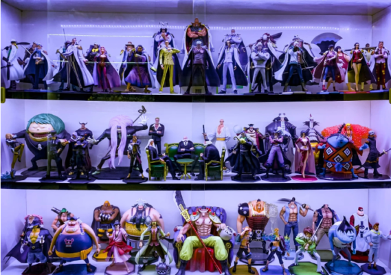 Chiêm ngưỡng bộ sưu tập mô hình One Piece ấn tượng với hàng loạt nhân vật nổi tiếng được trưng bày đầy đủ và sống động. Từ các hải quân, hải tặc đến những nhân vật mạnh mẽ trong thế giới One Piece, tất cả tạo nên một không gian sưu tầm cực kỳ hoành tráng dành cho fan bộ truyện.